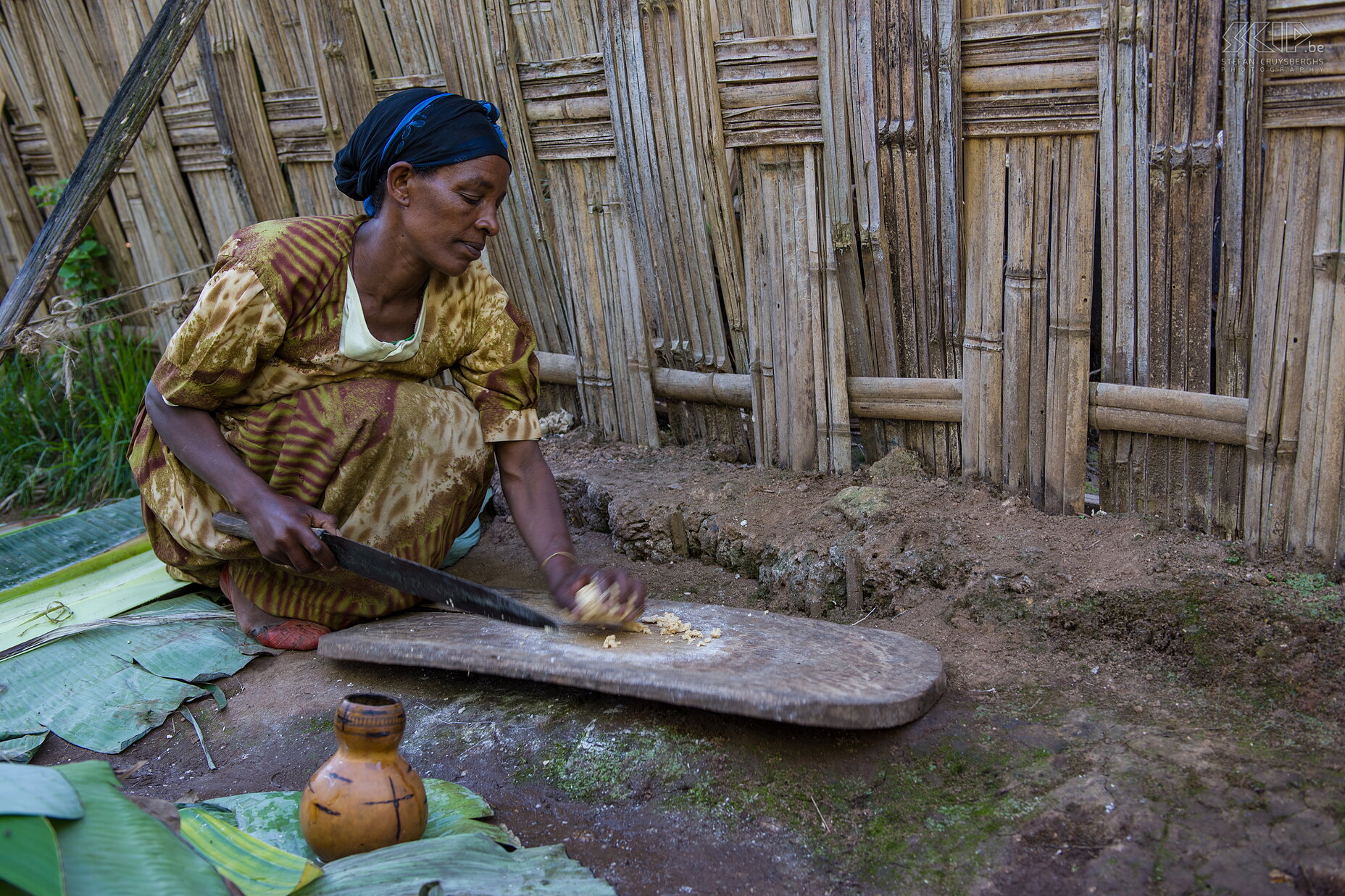 Chencha - Dorze - Vrouw This woman demonstrates how to use the pulp of a banana tree to bake bread. Stefan Cruysberghs